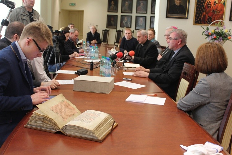 W styczniu opublikowano rezultaty badań naukowych nad efekty prac nad Pontyfikłałem płockim I - jednym z najcenniejszych zabytków piśmienniczych diecezji płockiej.