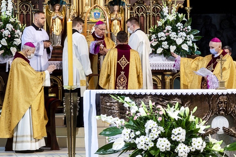 Biskup Jan Kopiec konsekrował krzyżmo oraz oleje chorych i katechumenów 