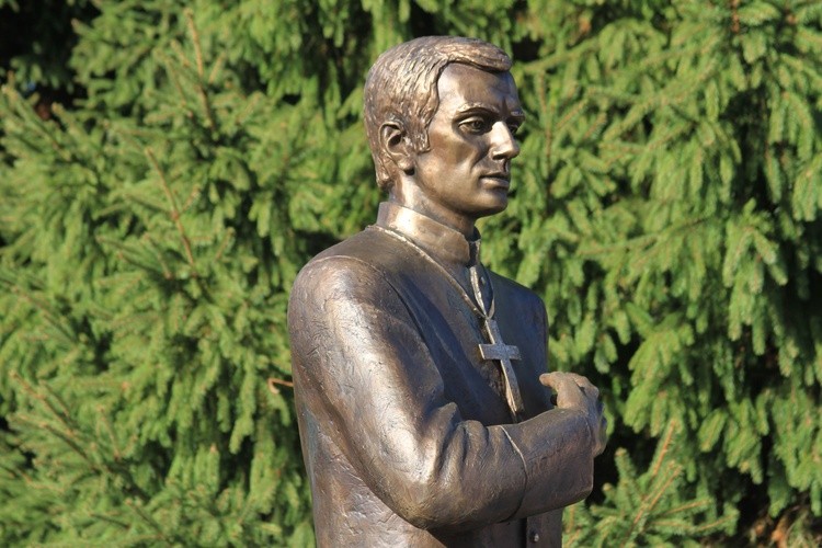 Pomnik bł. ks. J. Popiełuszki w Mławie