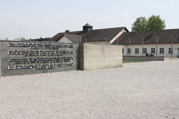 Pielgrzymka stypendystów Funduszu Stypendialnego im. bł. ks. Emila Szramka do Dachau
