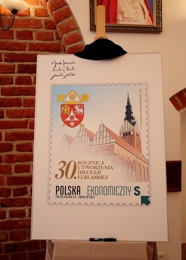 Katedra i herb diecezji elbląskiej na znaczku pocztowym 