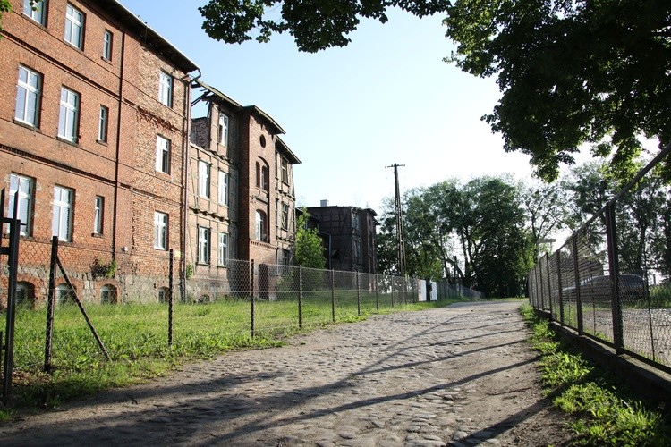 Bruk na dawnym placu obozowym w Działdowie był niemym świadkiem bestialstwa niemieckich oprawców w obozie koncentracyjnym Soldau.