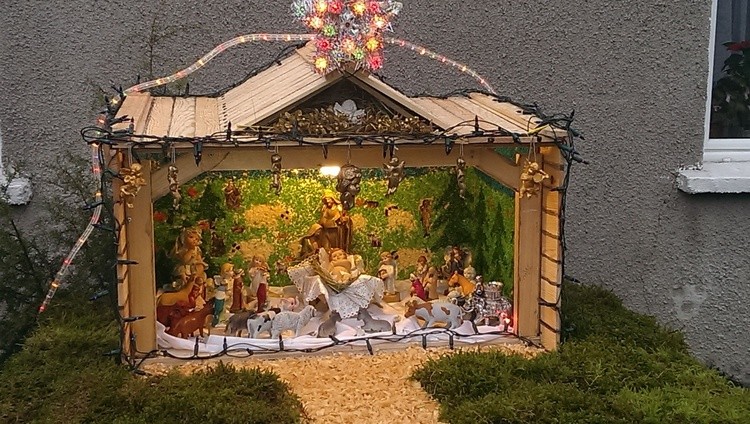 Petrykozy (parafia Sarnowo). Bożonarodzeniowa szopka przed domem pani Lucyny Obrębskiej