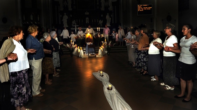 Od 6 do 14 sierpnia w wielu parafiach diecezji płockiej na wieczornej modlitwie maryjnej gromadzą się pielgrzymi duchowi