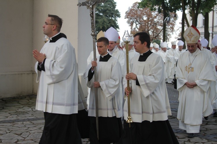 Episkopat w Płocku. Msza w kolegiacie