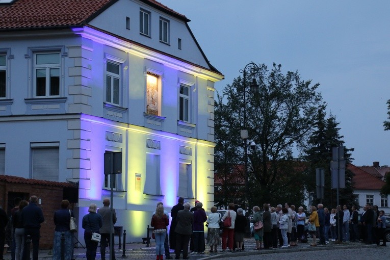 Płock. Wieczorna modlitwa pod oknem papieskim