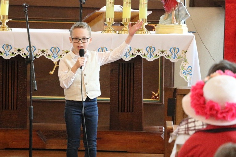 Kmiecin znów rozbrzmiewał pieśnią