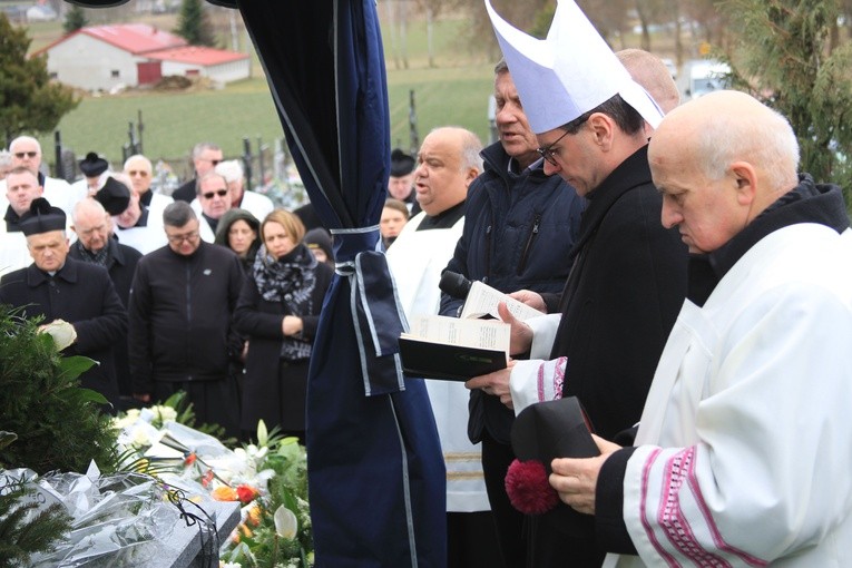 Krzynowłoga Mała. Pogrzeb ks. kan. J. Szczecińskiego