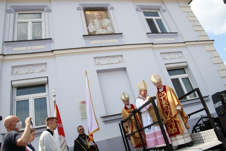 Płock. Poświęcenie mozaiki w oknie papieskim