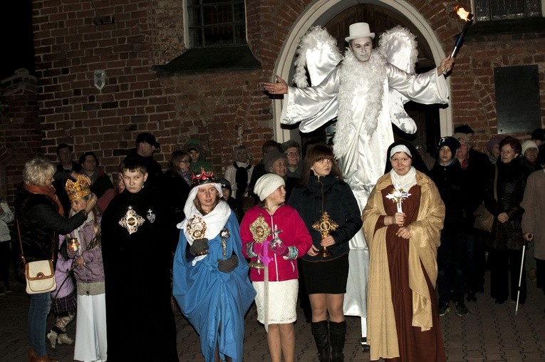 Z relikwiami świętych, z radosną piosenką i modlitwą, najmłodsi rozpoczęli świętowanie uroczystości Wszystkich Świętych w Przasnyszu