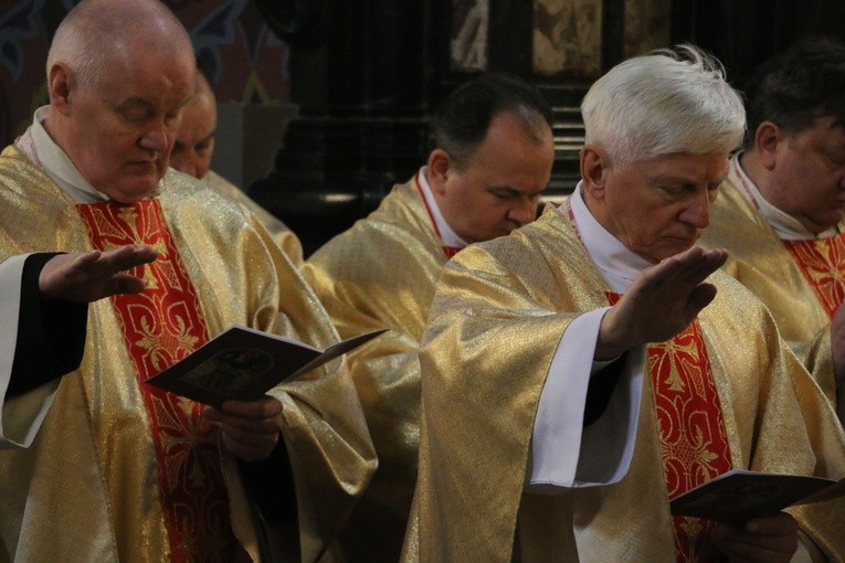 Płock. Msza Krzyżma w bazylice katedralnej