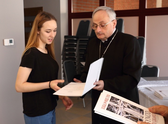 Uroczyste posiedzenie zespołu synodalnego młodych 