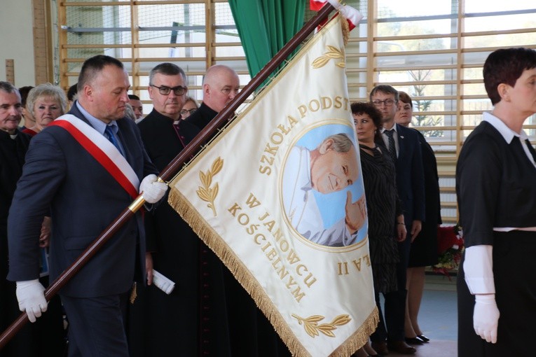 Janowiec Kościelny. Jubileusz szkoły i nowy sztandar