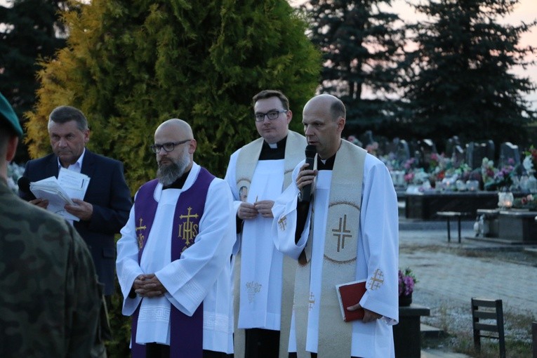 Płońsk. Nowy krzyż na cmentarzu komunalnym w Szerominku