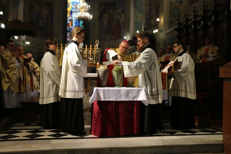 Płock. Msza Krzyżma w bazylice katedralnej