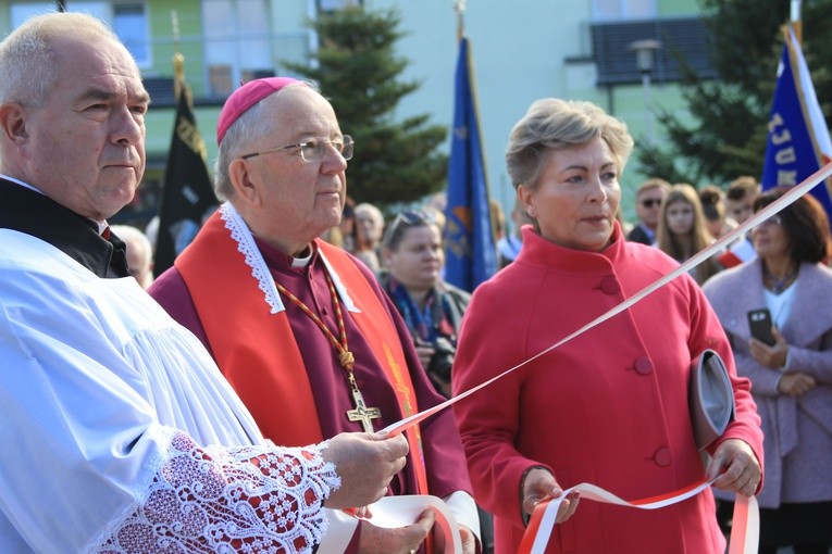 Pomnik bł. ks. J. Popiełuszki w Mławie