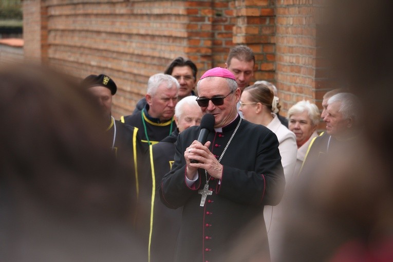 Płock. Dziękczynna modlitwa pod oknem papieskim