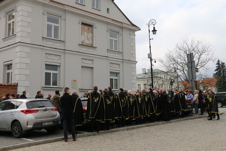 Płock. Dziękczynna modlitwa pod oknem papieskim