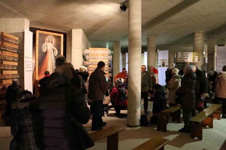 22 lutego - Pielgrzymi w sanktuarium cz. 2