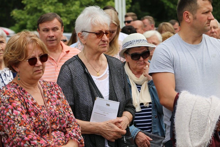 Popowo Kościelne. Procesja eucharystyczna z udziałem abp. Salvatore Pennacchia