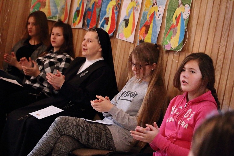 „Jezus maluje twój portret farbami miłosierdzia"