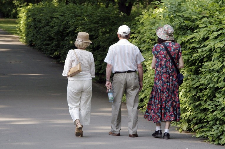 Obniżenie wieku emerytalnego z możliwością dalszej pracy