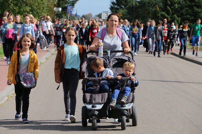 Rostkowo. Pielgrzymka dzieci (część I)