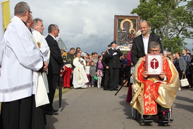 Ks. Zbigniew Kurkiewicz z księgą Ewangelii poprzedza obraz Matki Bożej Częstochowskiej, która 10 lipca nawiedziła jego parafię w Zielonej