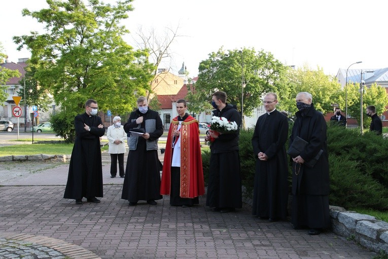 Płock. Modlitwa przy pomniku błogosławionego męczennika