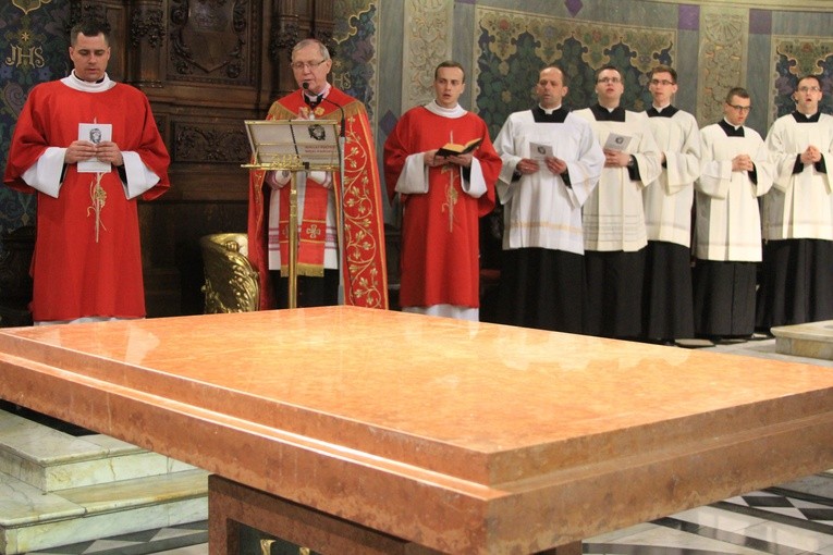 Obnażony ołtarz katedry w Wielki Piątek i liturgia sprawowana pod przewodnictwem biskupa płockiego