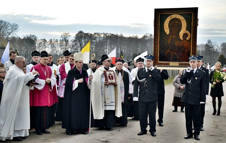 Bp Mirosław Milewski przewodniczył maryjnej procesji i Mszy św. otwierającej dobę nawiedzenia w Grodźcu i Radzikowie