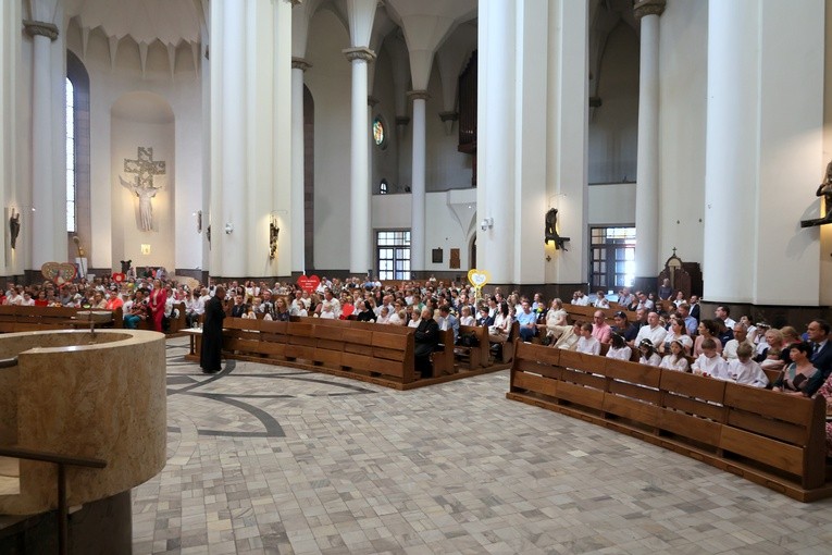 Katowice. Pielgrzymka dzieci komunijnych