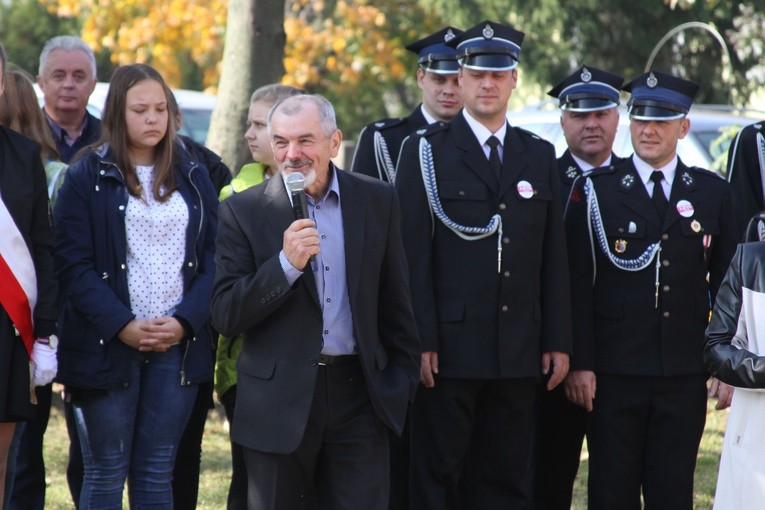 Dąb Pamięci w par. Janowiec Kościelny