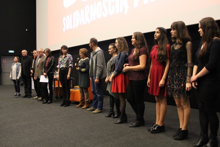 Twórcy i aktorzy filmu dokumentalnego "Życie solidarnością pisane"