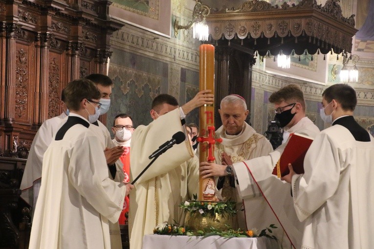 Płock. Wigilia Paschalna w katedrze