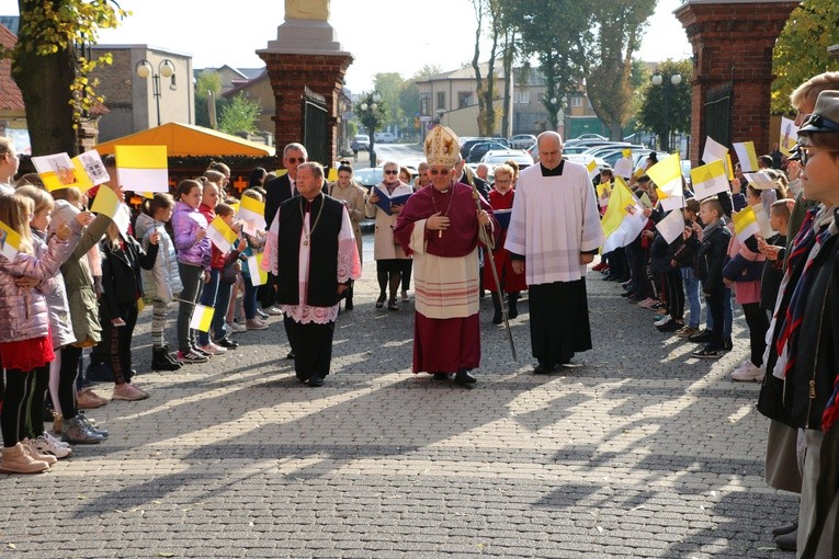 Raciąż. Wprowadzenie relikwii Jana Pawła II 