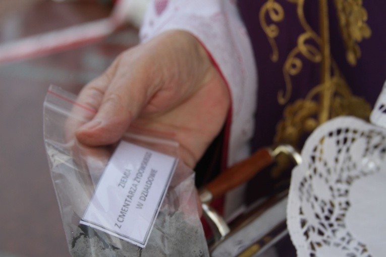 Symboliczny grób biskupów męczenników w Działdowie
