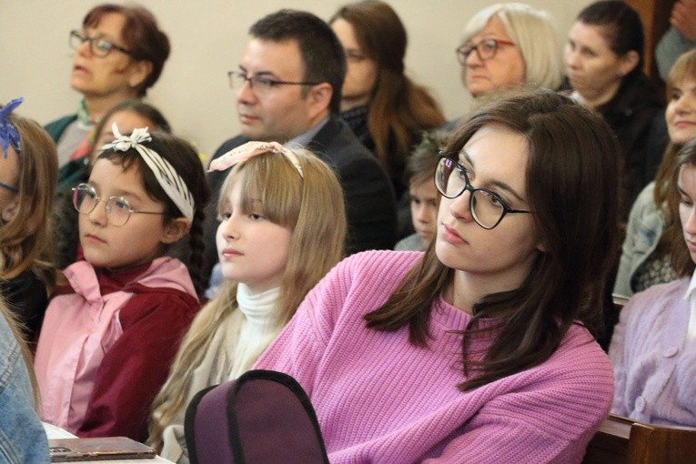 Kmiecin znów rozbrzmiewał pieśnią