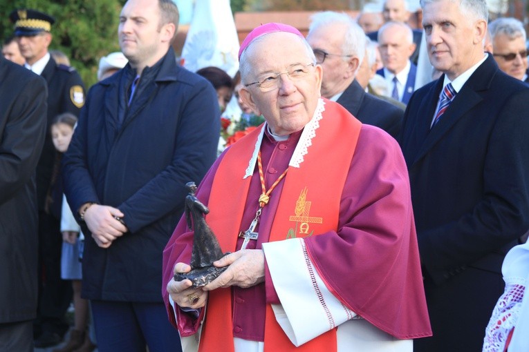 Pomnik bł. ks. J. Popiełuszki w Mławie
