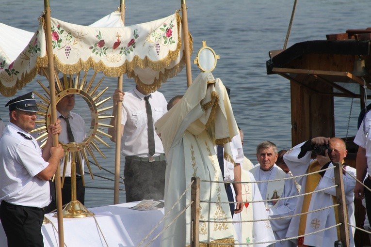 Na zakończenie wiślanej procesji eucharystycznej błogosławieństwa udzielił ks. Łukasz Mastalerz, proboszcz czerwińskiej parafii.
