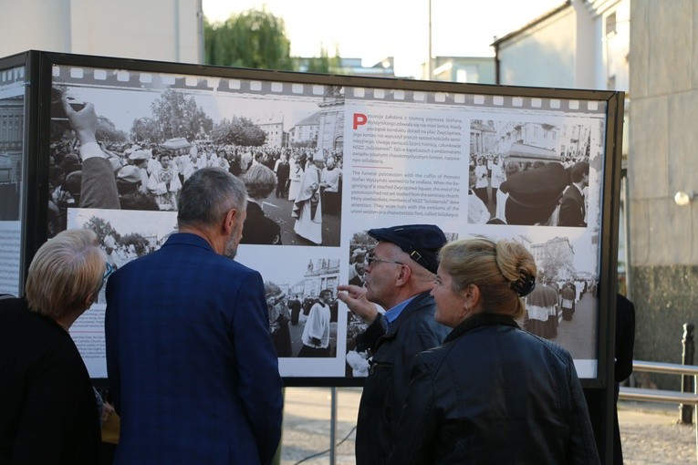 Ciechanów. Wystawa fotografii z pożegnania Prymasa Tysiąclecia