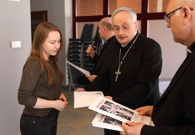 Uroczyste posiedzenie zespołu synodalnego młodych 