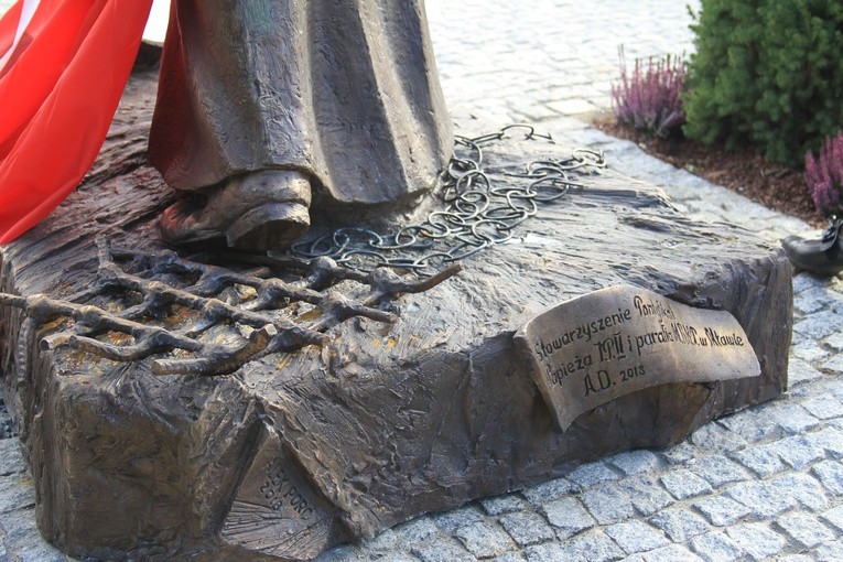 Pomnik bł. ks. J. Popiełuszki w Mławie