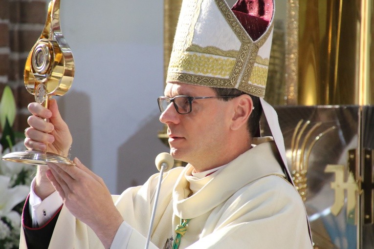 Janowiec Kościelny. Jubileusz szkoły i nowy sztandar