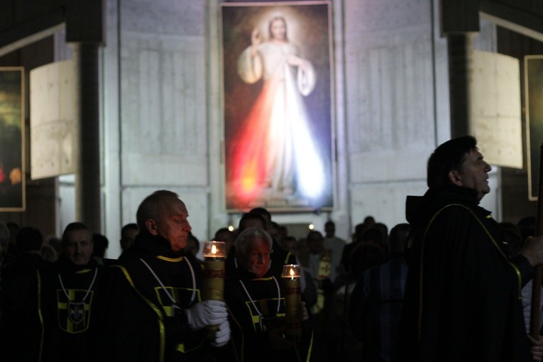 Płock. Pierwsza Msza św. w budowanym sanktuarium Bożego Miłosierdzia