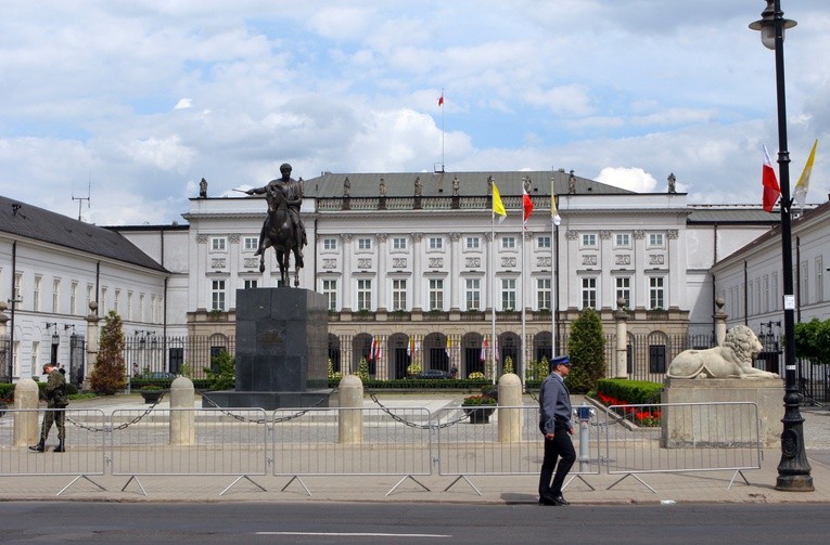 Pałac Prezydencki dołączył do akcji "Koronka na ulicach miast świata"