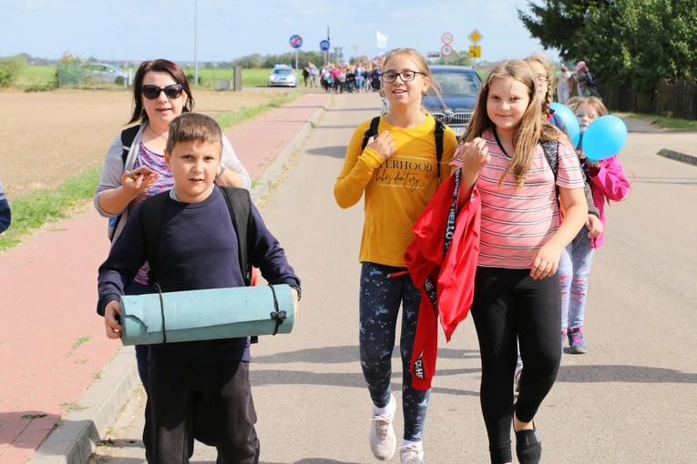Rostkowo. Pielgrzymka dzieci (część I)