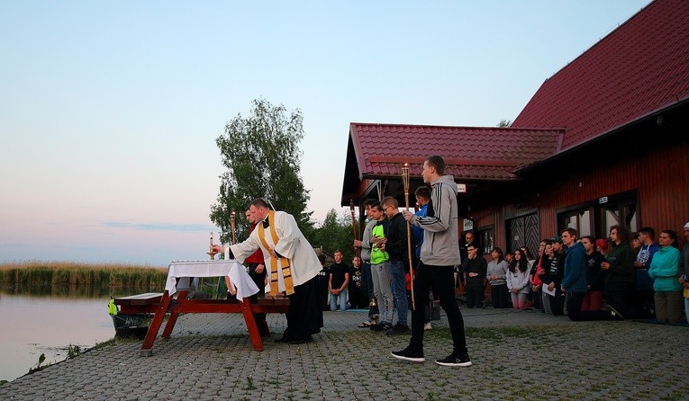 Spływ kajakowy młodych