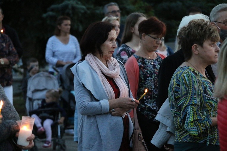 Płońsk. Nowy krzyż na cmentarzu komunalnym w Szerominku