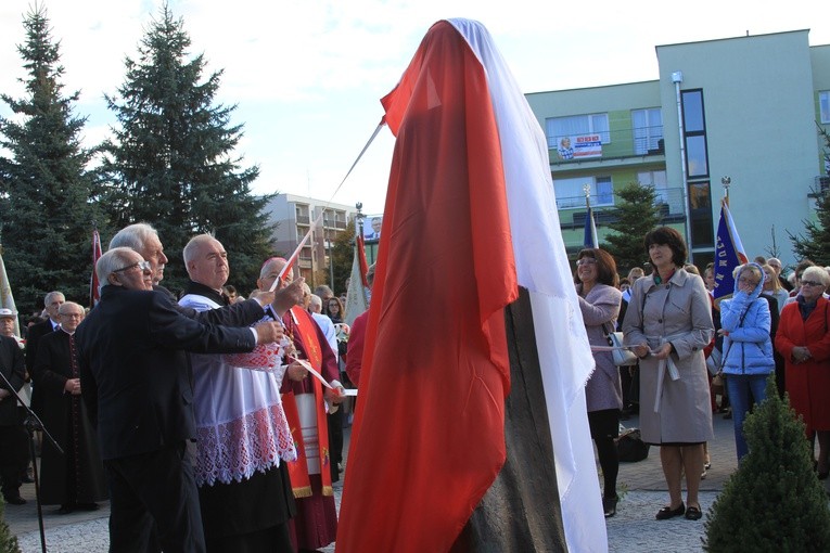 Pomnik bł. ks. J. Popiełuszki w Mławie